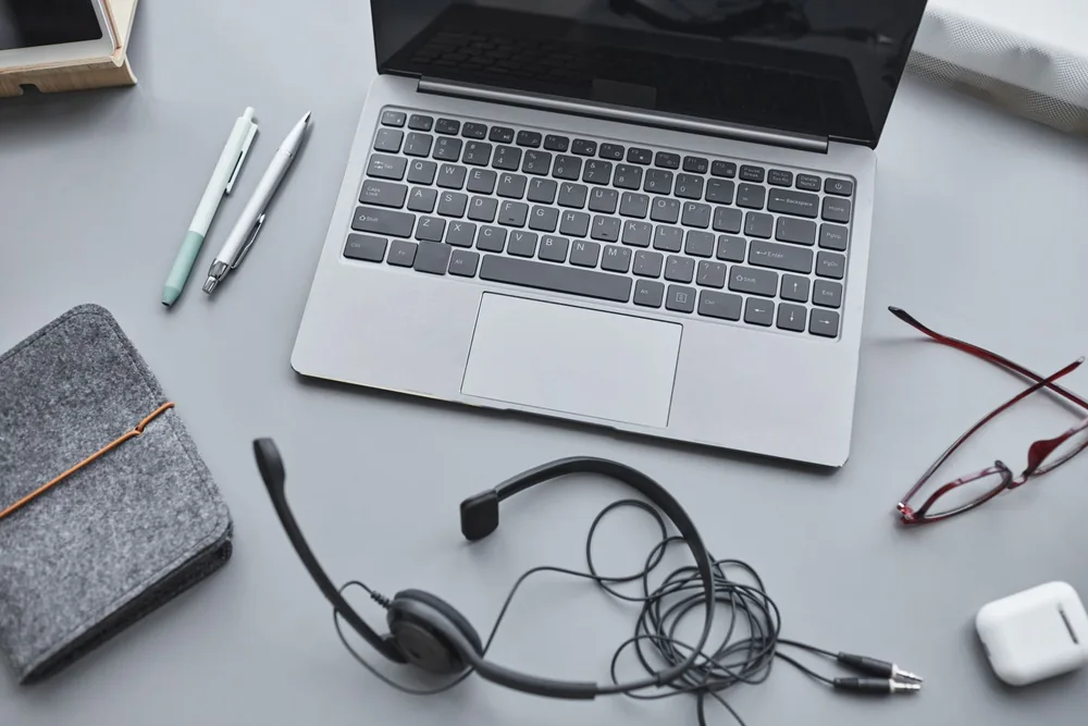 Customer support work with a headset and computer